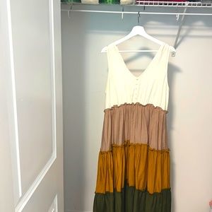 Beautiful summer dress in current chic colors.  Size large boho vibe.